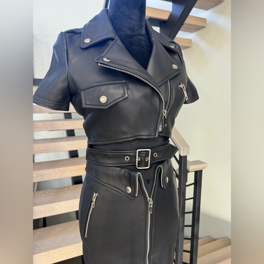 Chic Black Leather Outfit with Zipper Accents - Picture 5 of 8